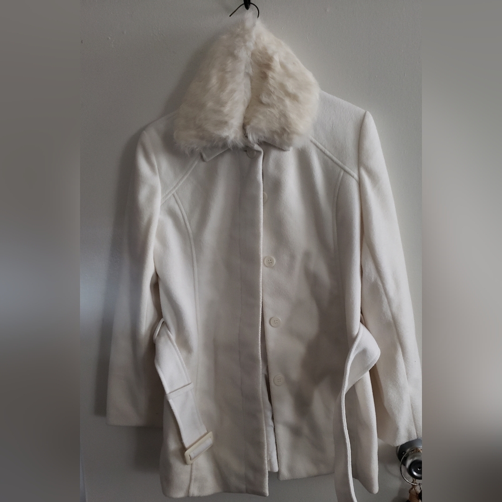 Short coat with belt